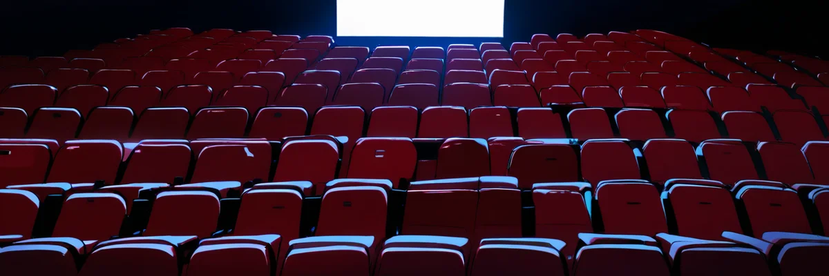 無人の映画館の座席とスクリーンのイラスト(ネタバレなし感想のイメージ)