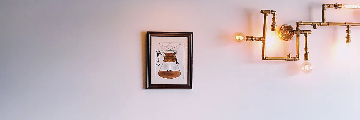 「壁掛けモニターアームとは?」の解説イメージ(壁掛けモニターアームおすすめ!2000円から4000円くらいで丈夫なやつでちょうどいい。)